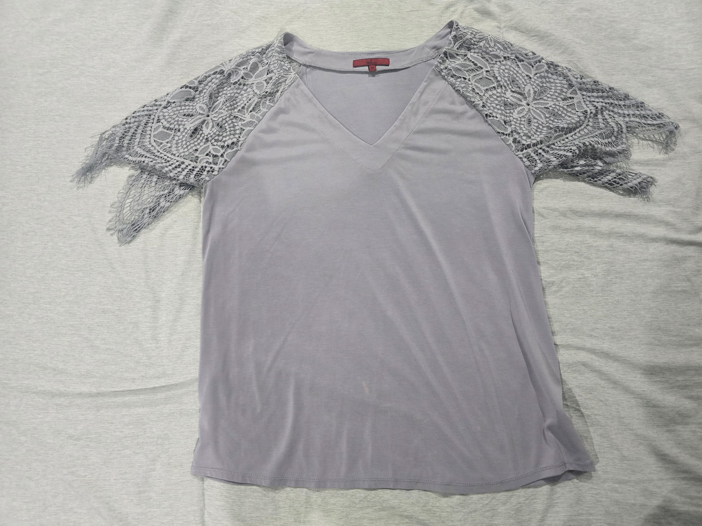 Red by Camelot Lavender Grey V-Neck Top Knit Lace Fringe Flutter Sleeve M