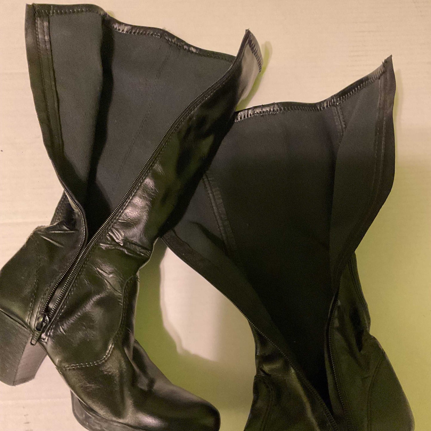 Women’s boots size 6