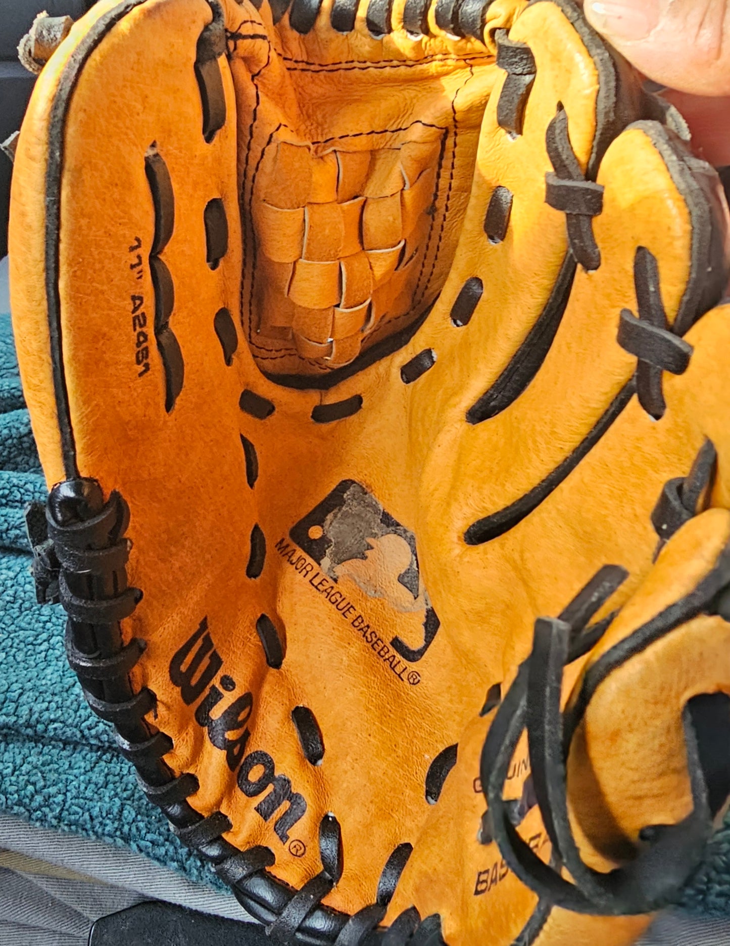 Wilson A2481 MLB Series 11" Baseball Glove Leather RHT Tan Black Basket Web