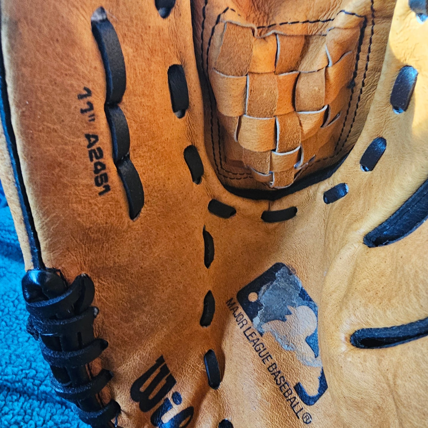 Wilson A2481 MLB Series 11" Baseball Glove Leather RHT Tan Black Basket Web