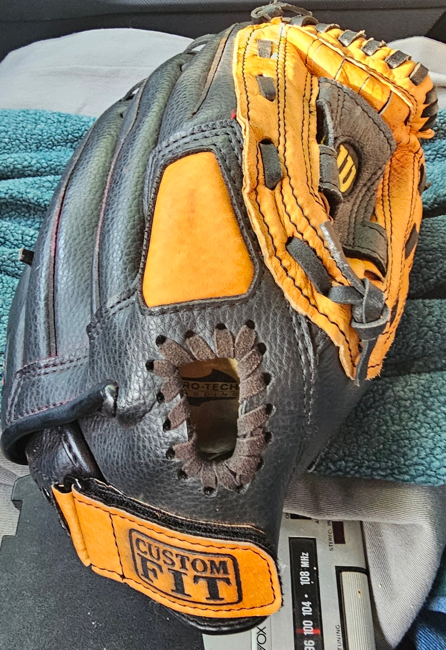 Wilson A2481 MLB Series 11" Baseball Glove Leather RHT Tan Black Basket Web