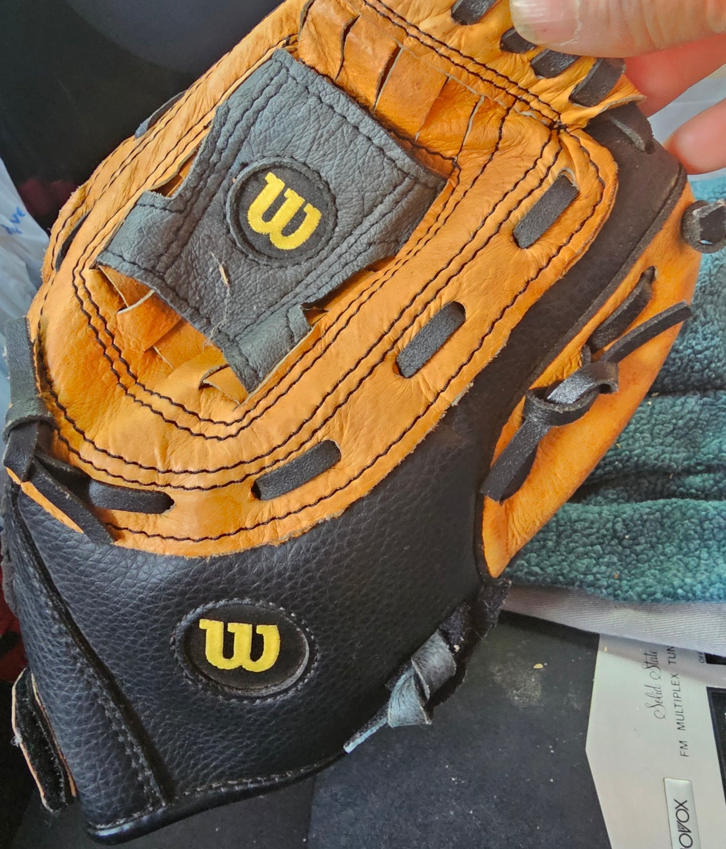 Wilson A2481 MLB Series 11" Baseball Glove Leather RHT Tan Black Basket Web