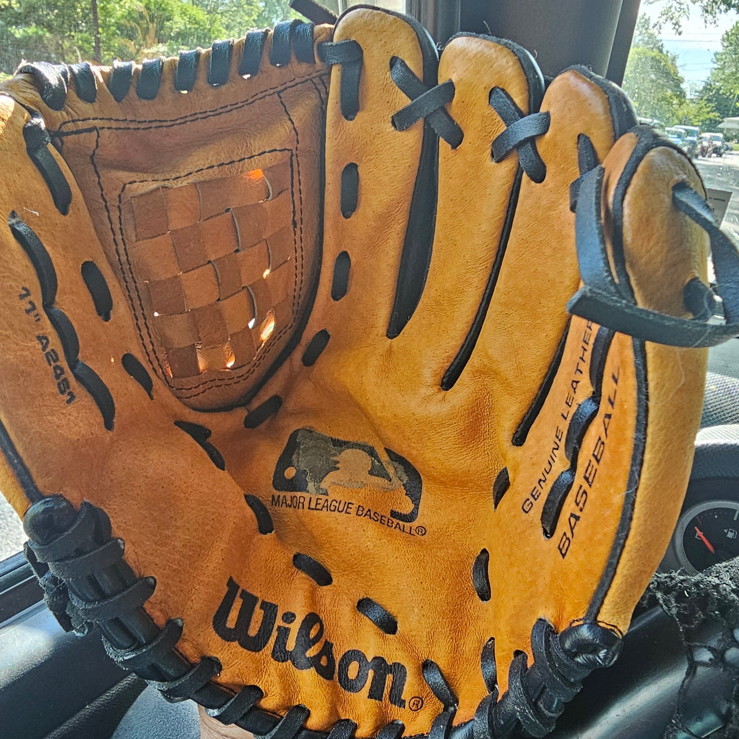 Wilson A2481 MLB Series 11" Baseball Glove Leather RHT Tan Black Basket Web