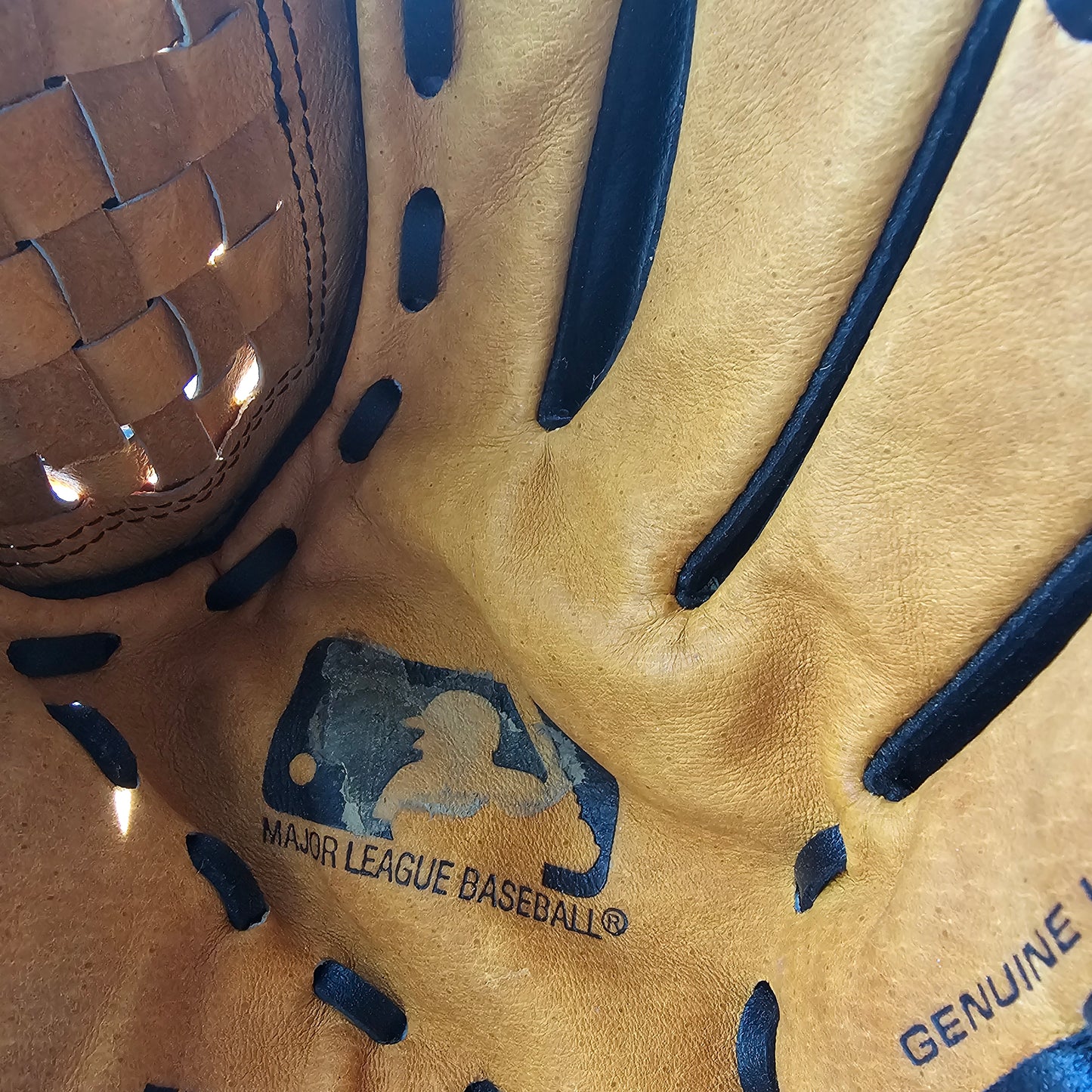 Wilson A2481 MLB Series 11" Baseball Glove Leather RHT Tan Black Basket Web
