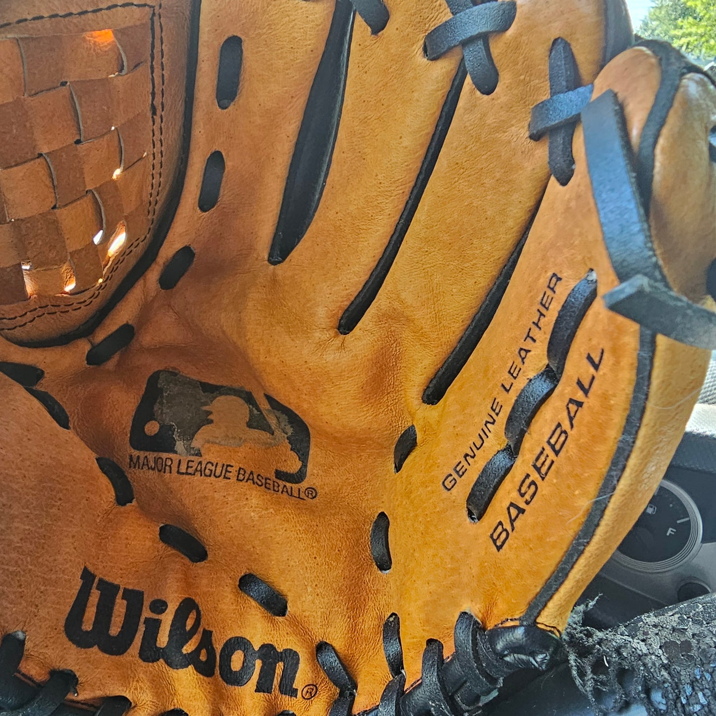 Wilson A2481 MLB Series 11" Baseball Glove Leather RHT Tan Black Basket Web