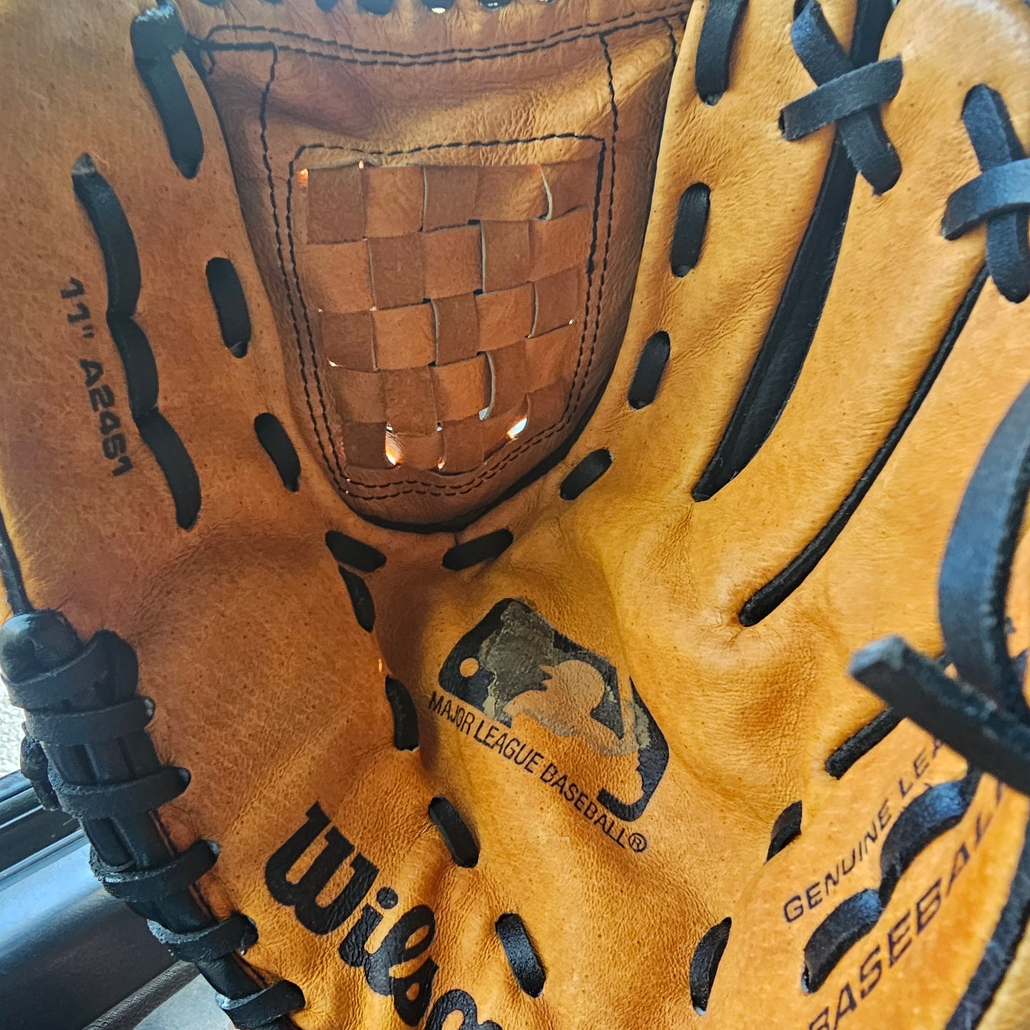 Wilson A2481 MLB Series 11" Baseball Glove Leather RHT Tan Black Basket Web