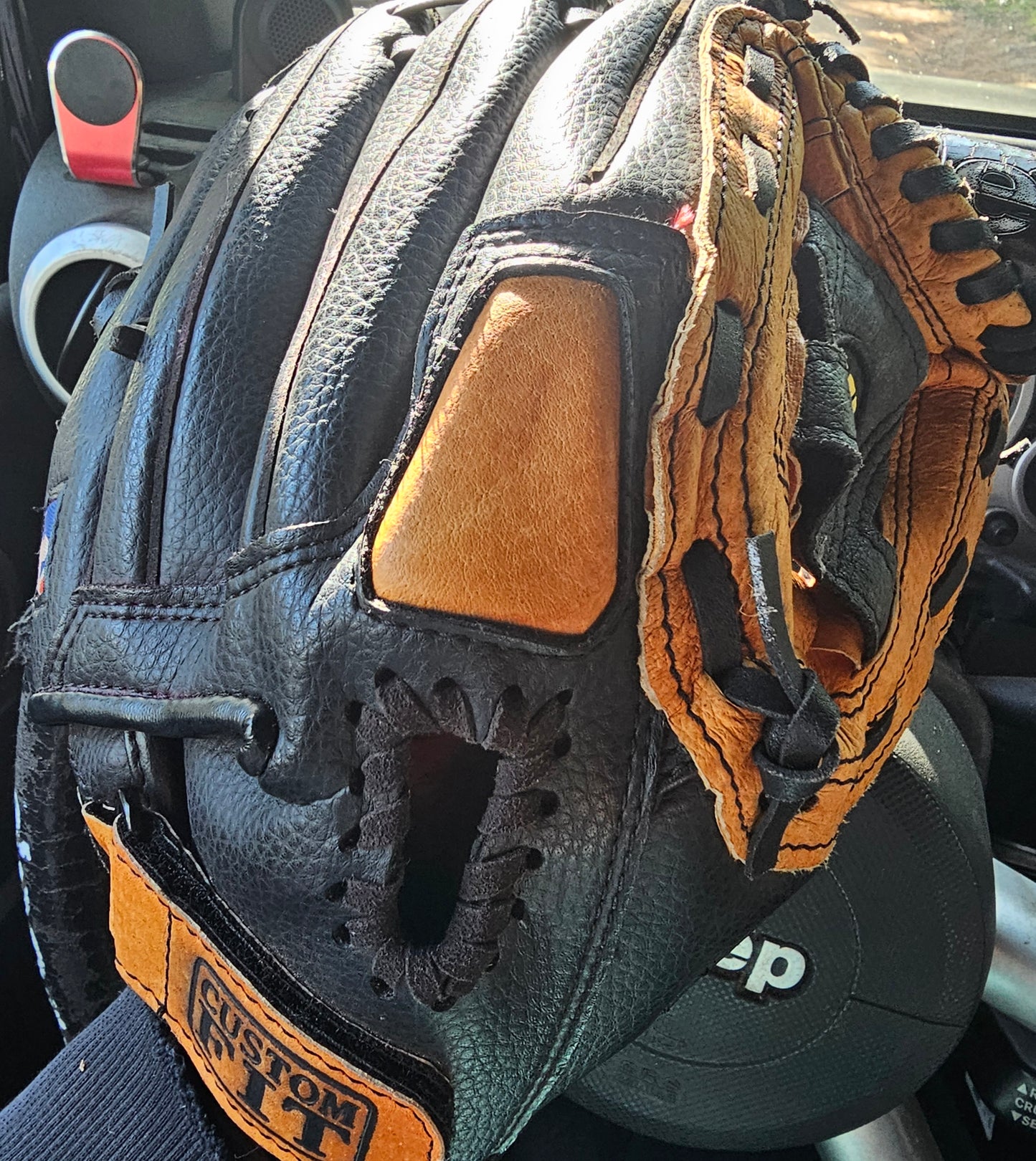 Wilson A2481 MLB Series 11" Baseball Glove Leather RHT Tan Black Basket Web