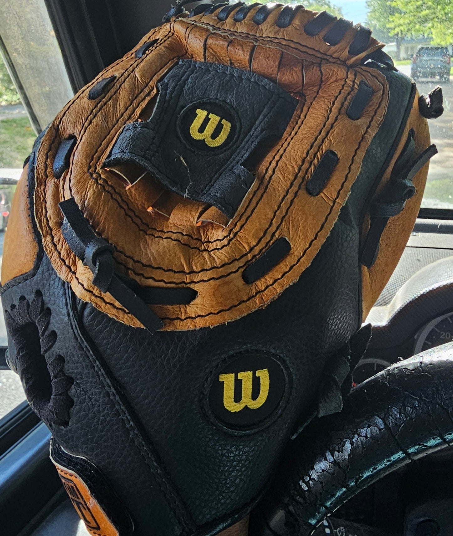 Wilson A2481 MLB Series 11" Baseball Glove Leather RHT Tan Black Basket Web
