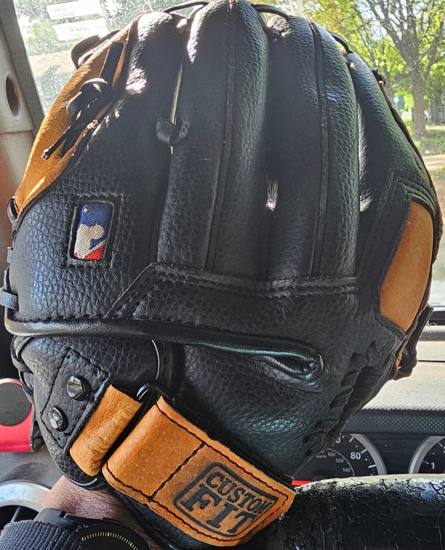 Wilson A2481 MLB Series 11" Baseball Glove Leather RHT Tan Black Basket Web