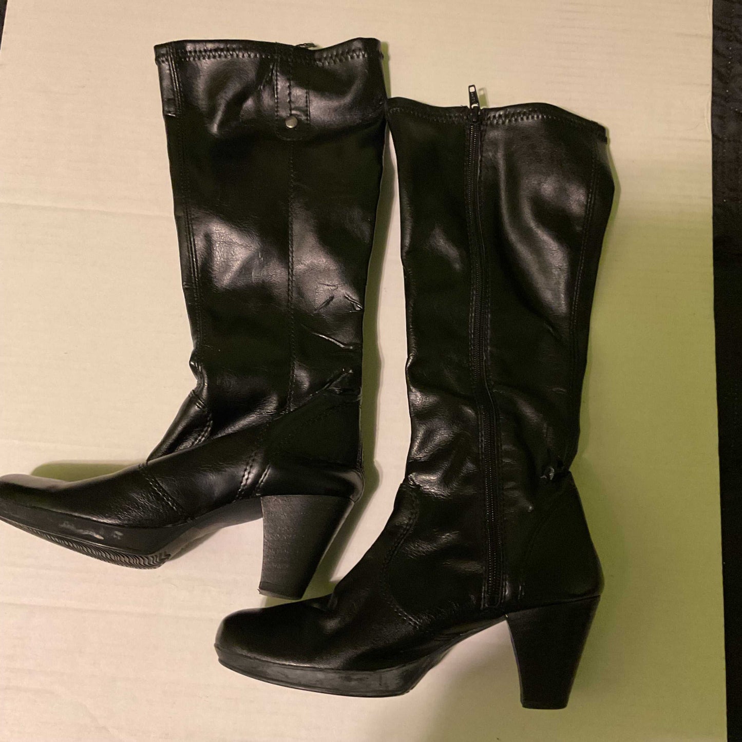Women’s boots size 6
