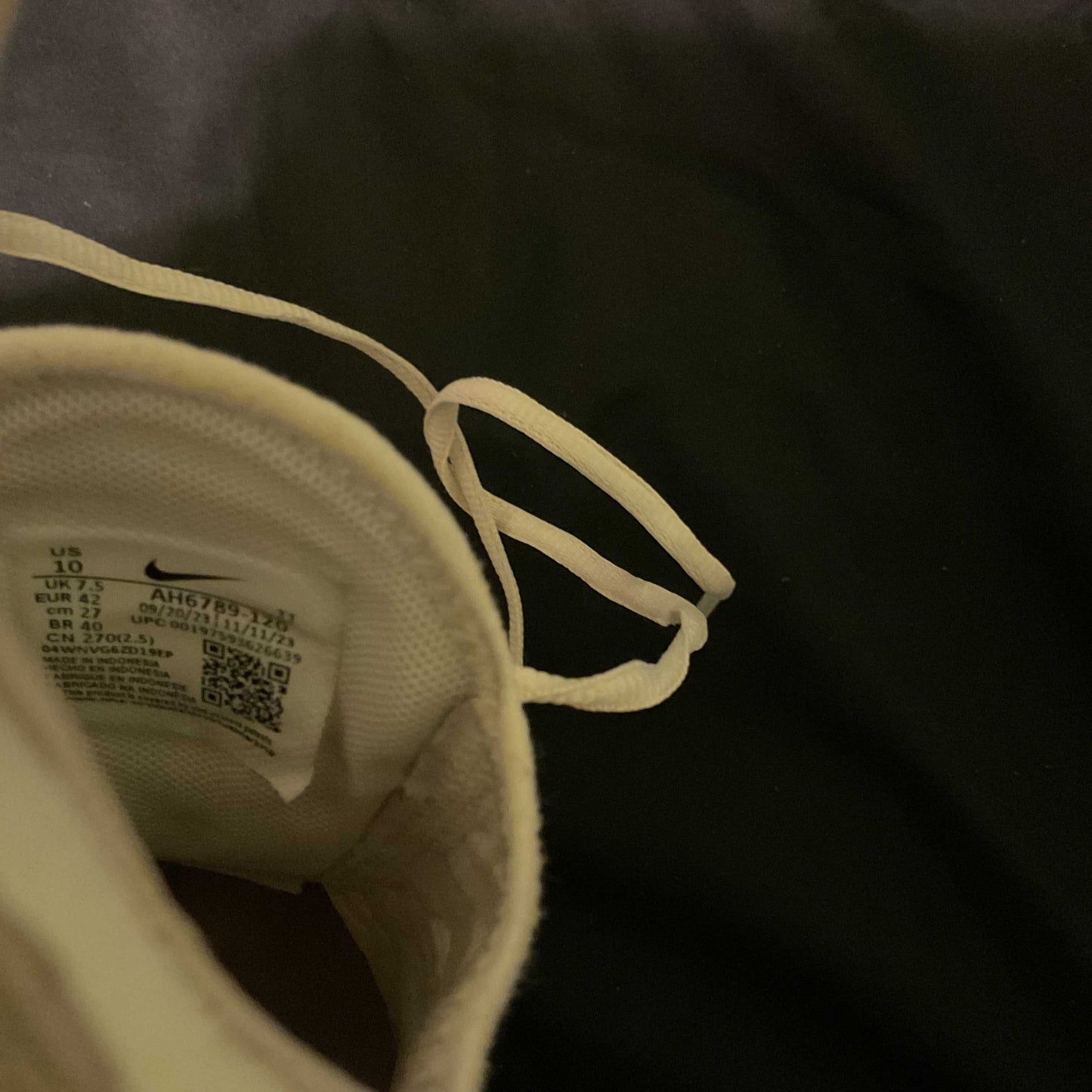 Women’s Nike Air Max 270, style AH6789-120 pre-owned