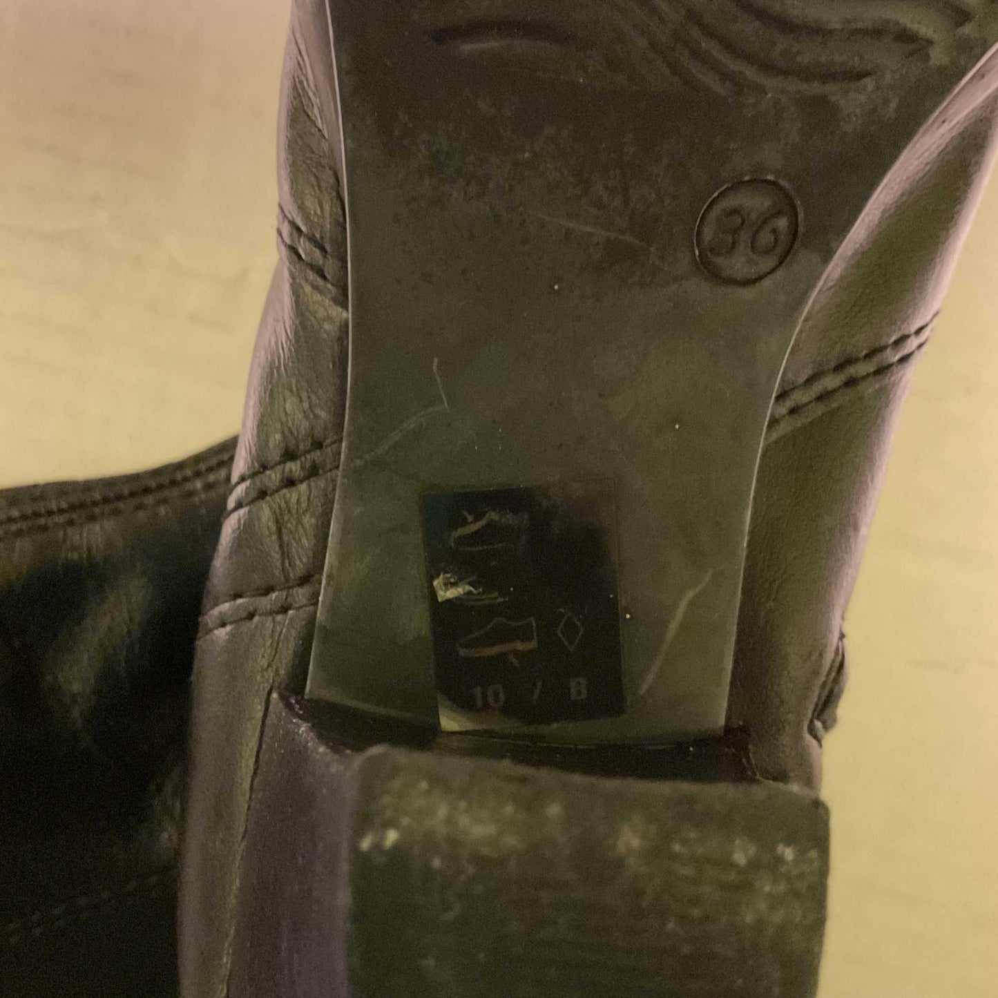 Women’s boots size 6