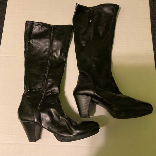 Black women's boots size 6 with mid-height heels and side zippers on light background