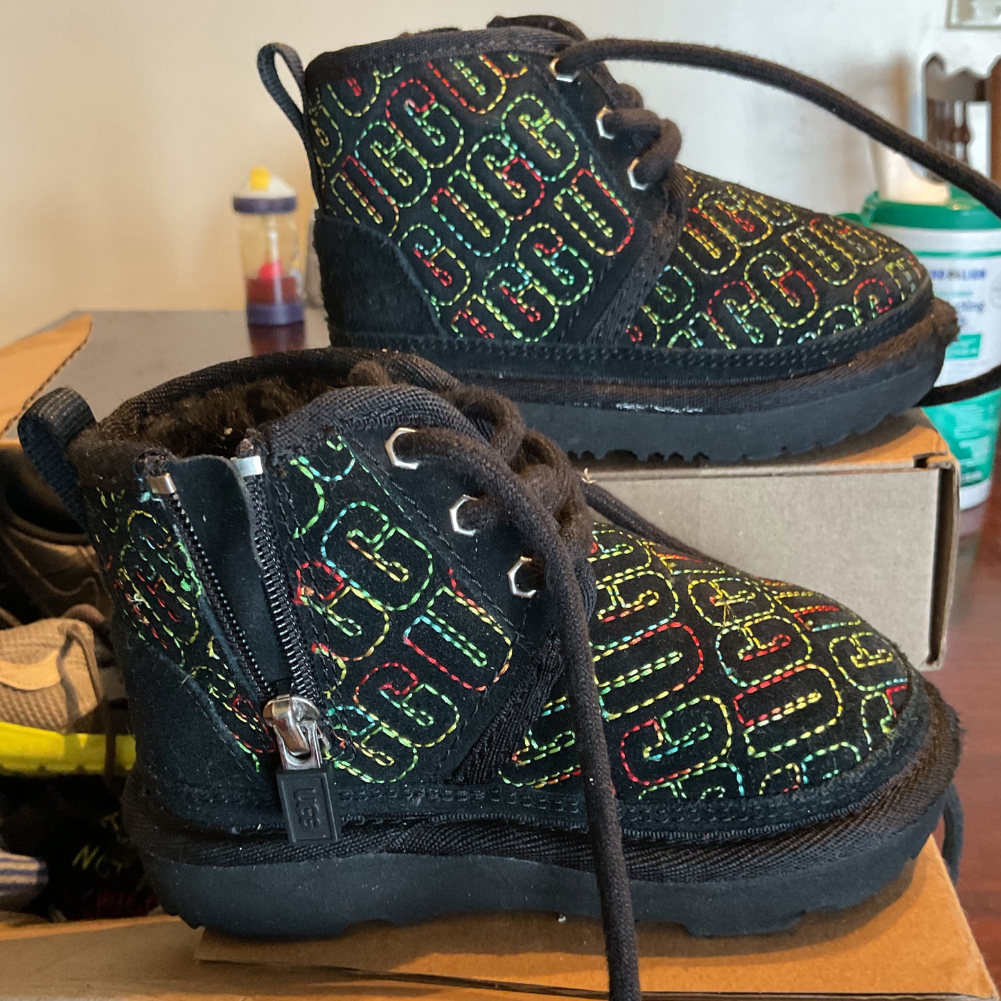 UGG Kids Neumel Boot - Multicolor Logo Print - Size 7