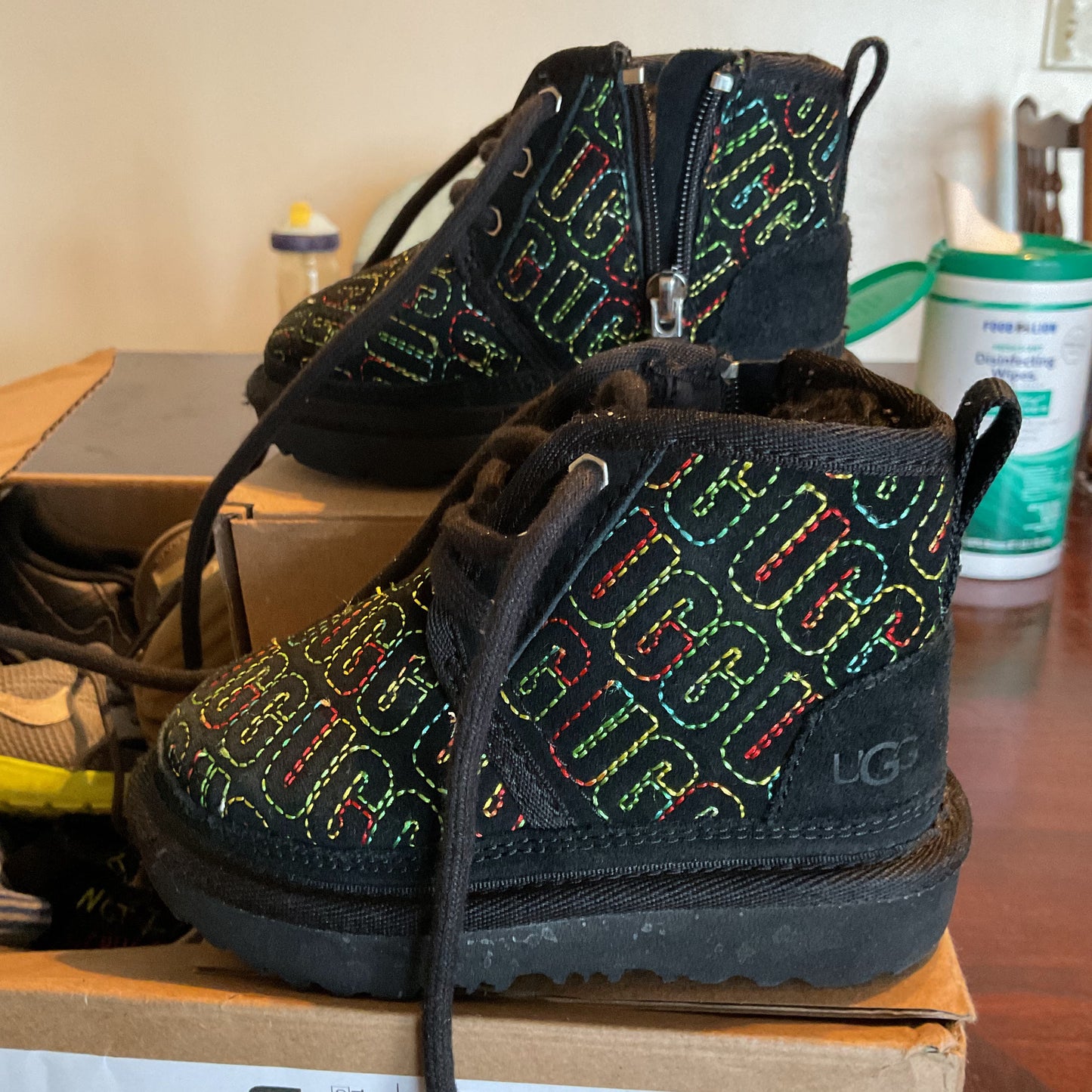 UGG Kids Neumel Boot - Multicolor Logo Print - Size 7