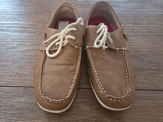 Brown men’s boat shoes with white stitching and lace-up design size 9