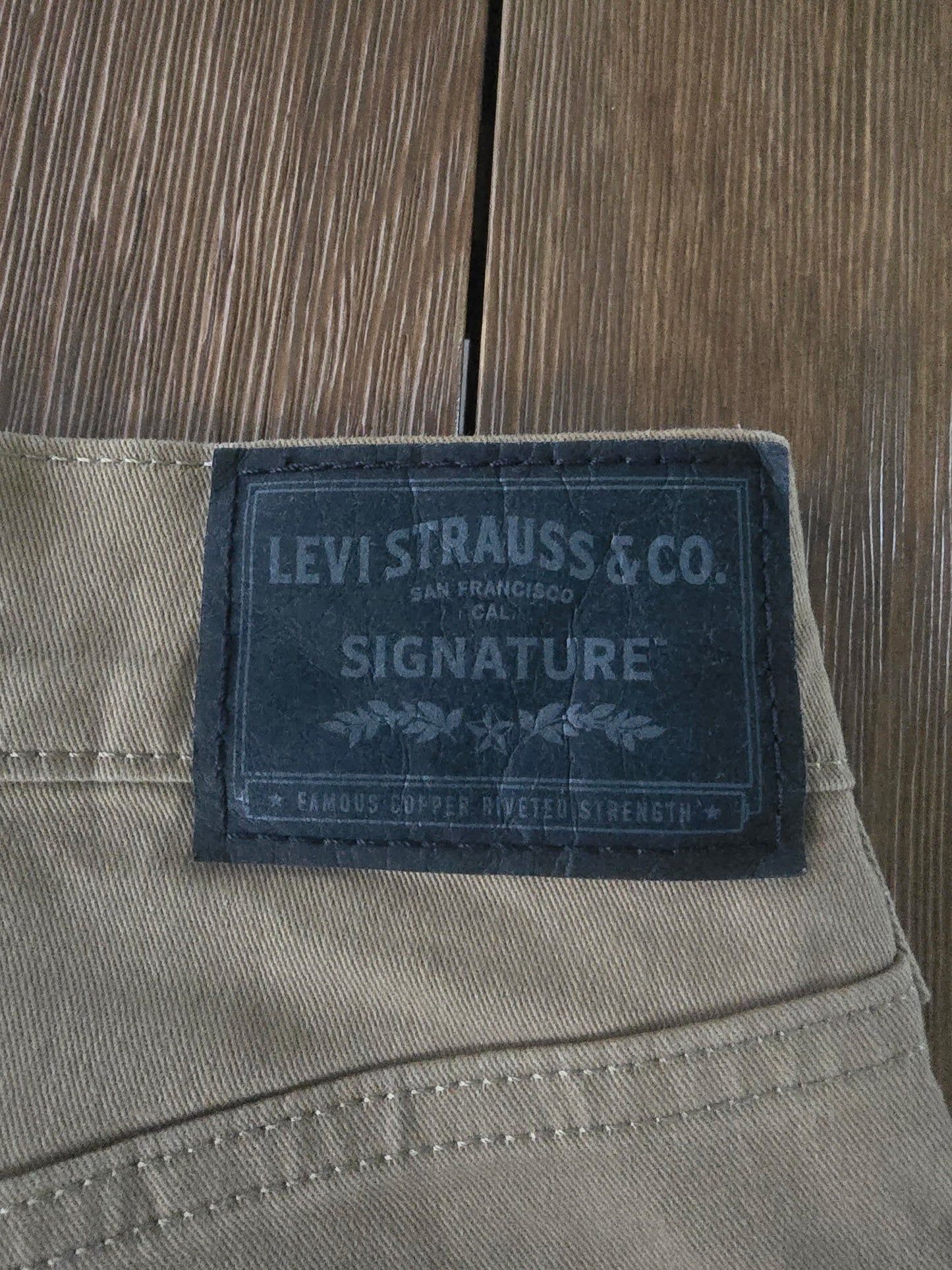 Levi Strauss Signature Men’s Athletic Fit Khaki Pants Secure Tech Pocket 42x30