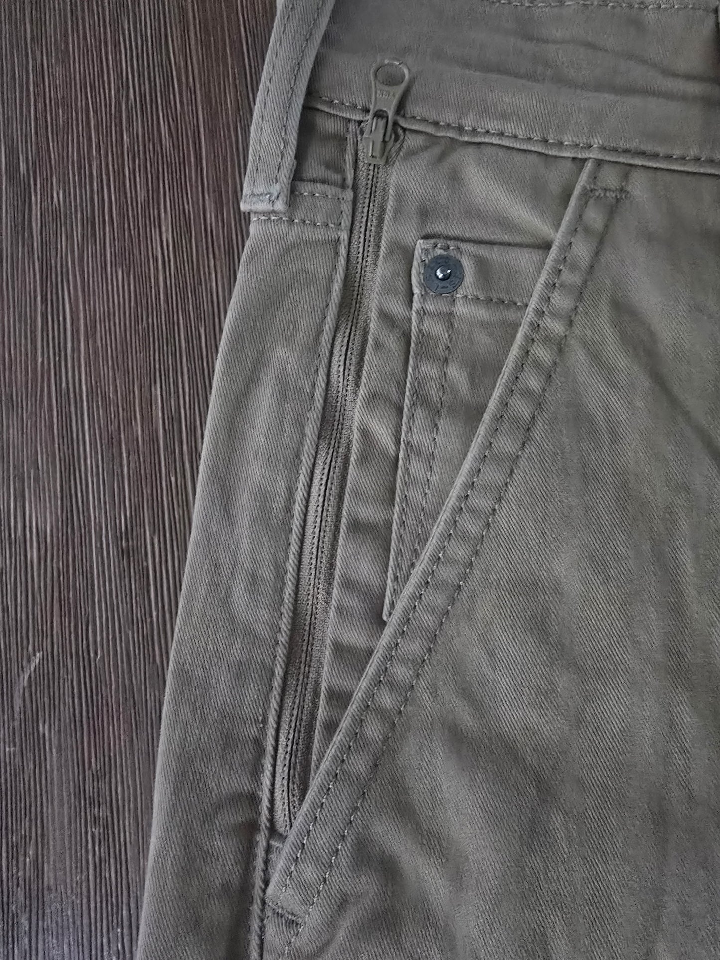 Levi Strauss Signature Men’s Athletic Fit Khaki Pants Secure Tech Pocket 42x30