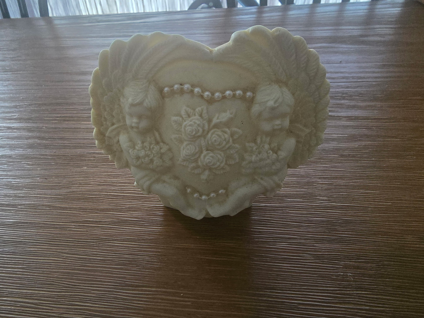 Vintage Cherub Angel Heart Vase Holder – Ivory Resin Figurine Decor