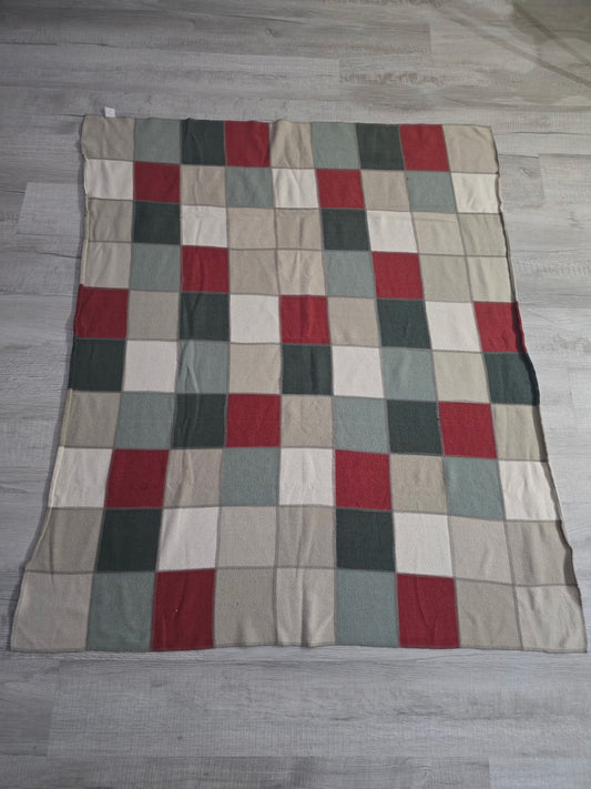 Cozy & Well-Preserved Throw Blanket