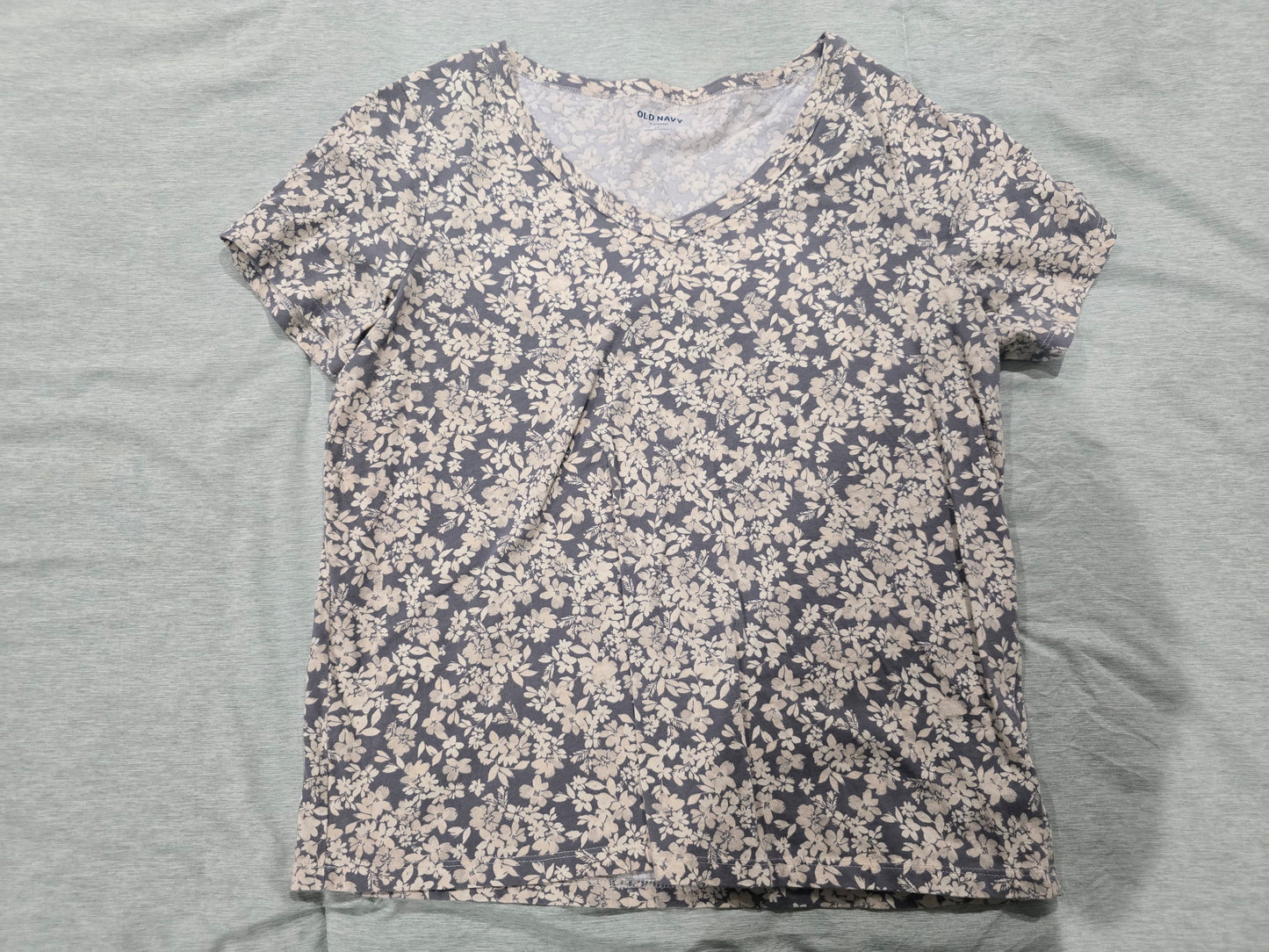 Old Navy V-Neck T-Shirt Lot of 2 Large L Luxe Everywear Floral Leopard Print Tee