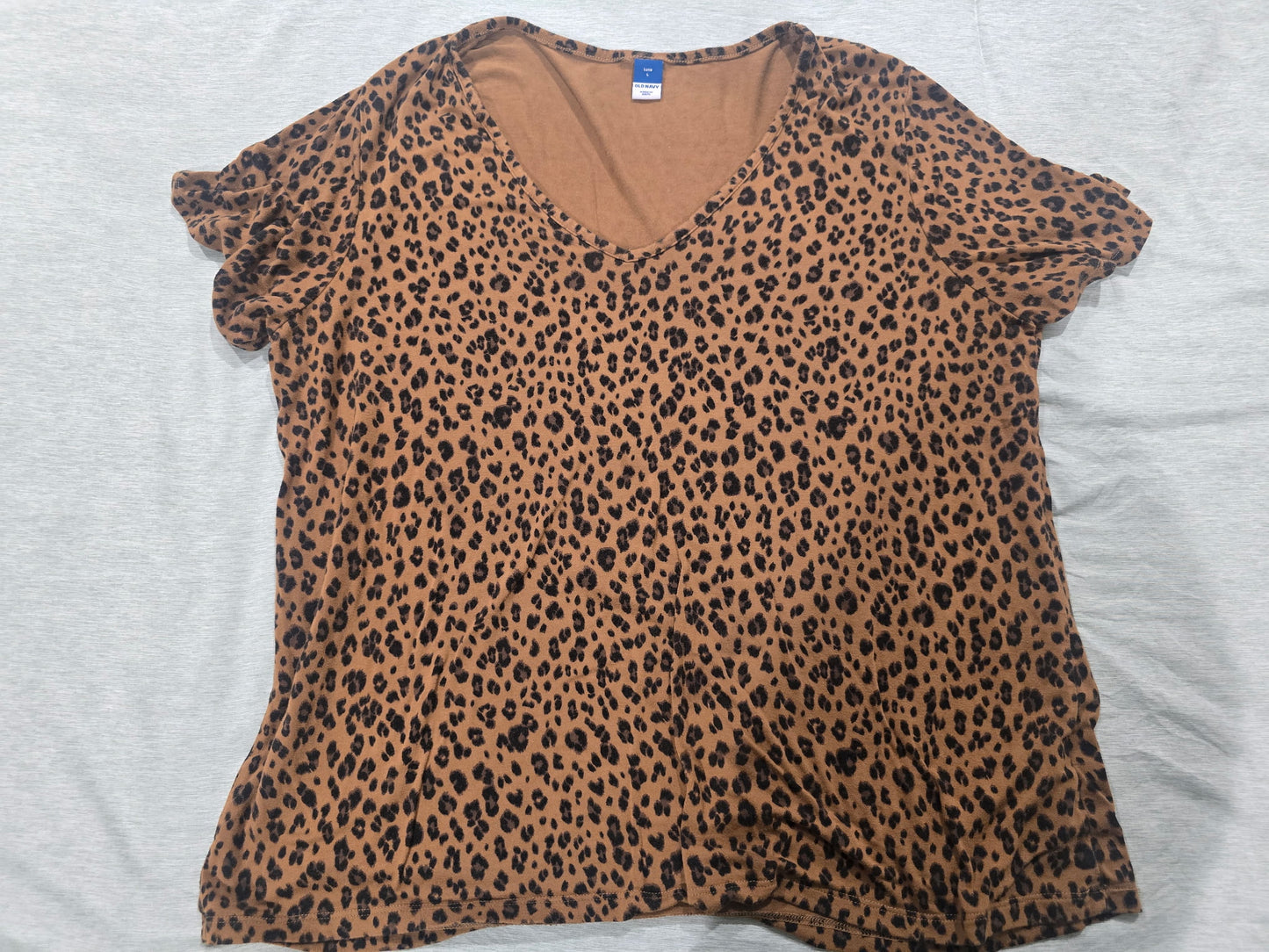 Old Navy V-Neck T-Shirt Lot of 2 Large L Luxe Everywear Floral Leopard Print Tee