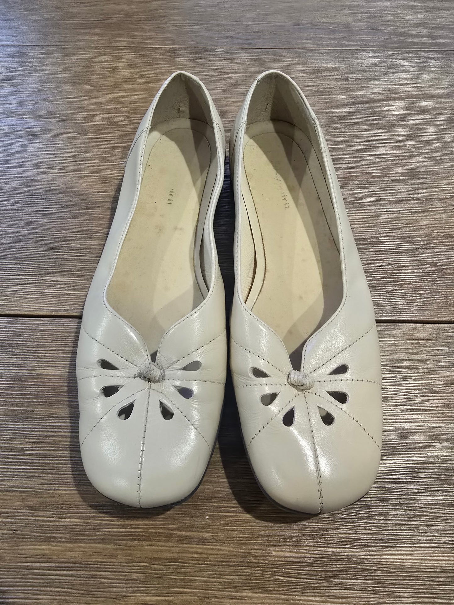 Easy Spirit Women's Cream Leather Ballet Flats Floral Cutout Comfort Shoes
