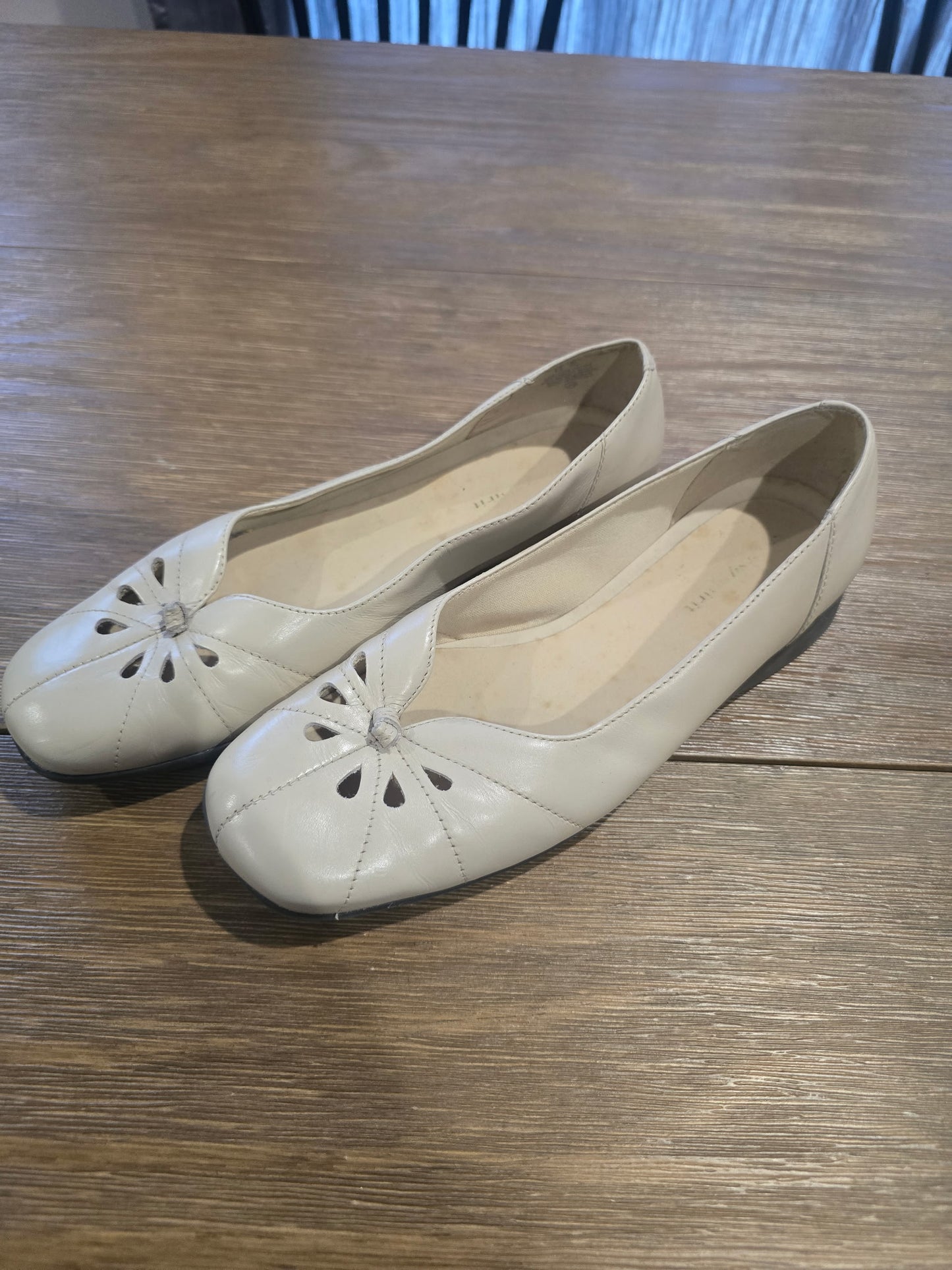 Easy Spirit Women's Cream Leather Ballet Flats Floral Cutout Comfort Shoes
