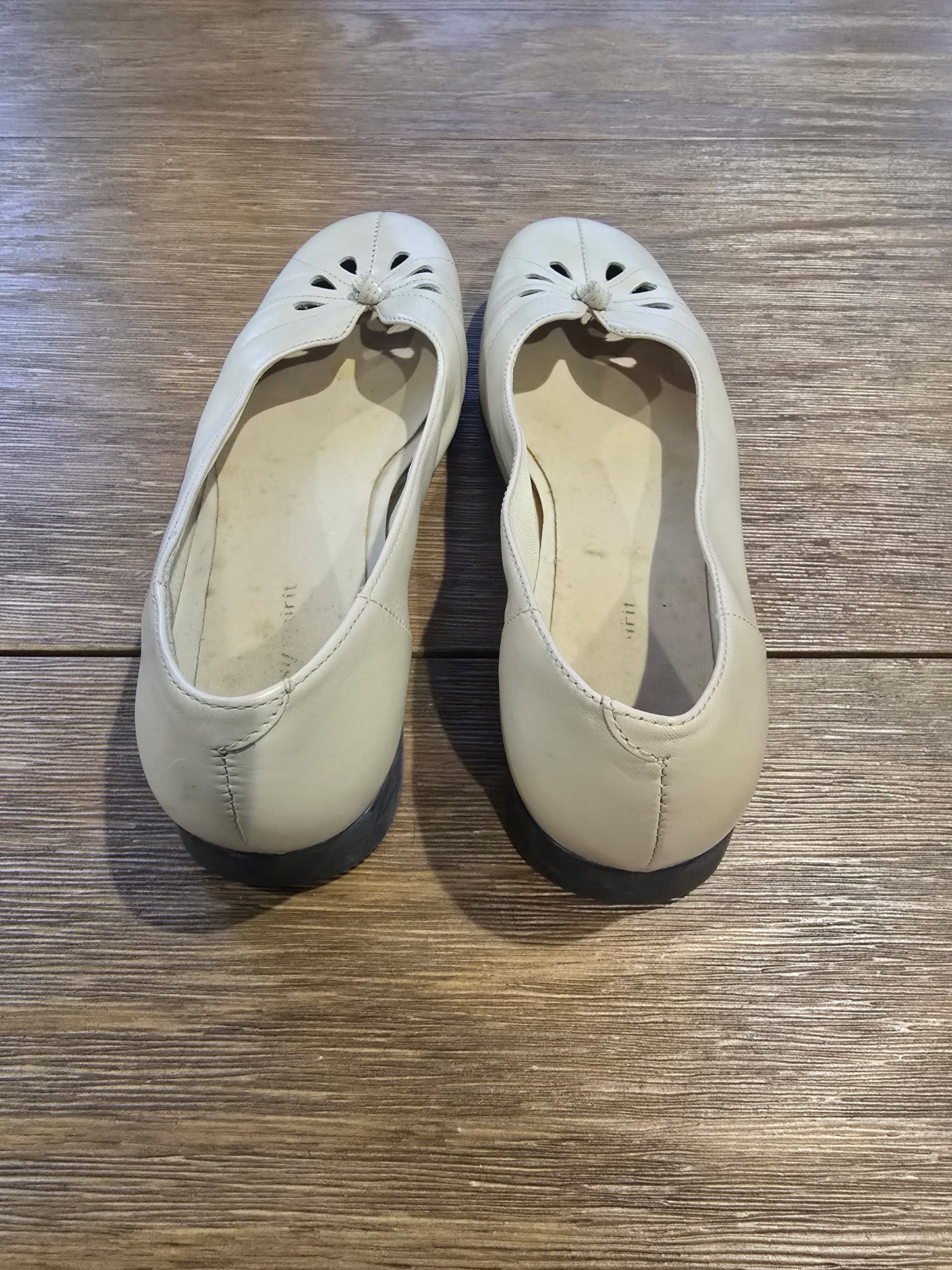 Easy Spirit Women's Cream Leather Ballet Flats Floral Cutout Comfort Shoes