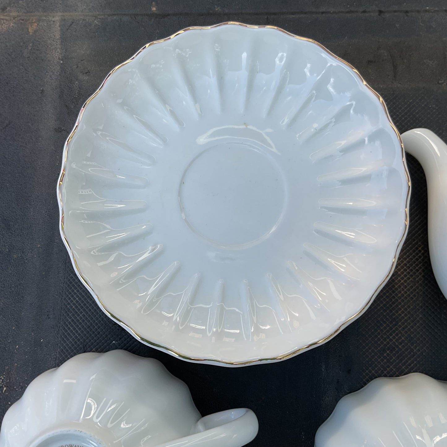 Pukka Home Vintage Porcelain Tea Set – White w/ Gold Trim