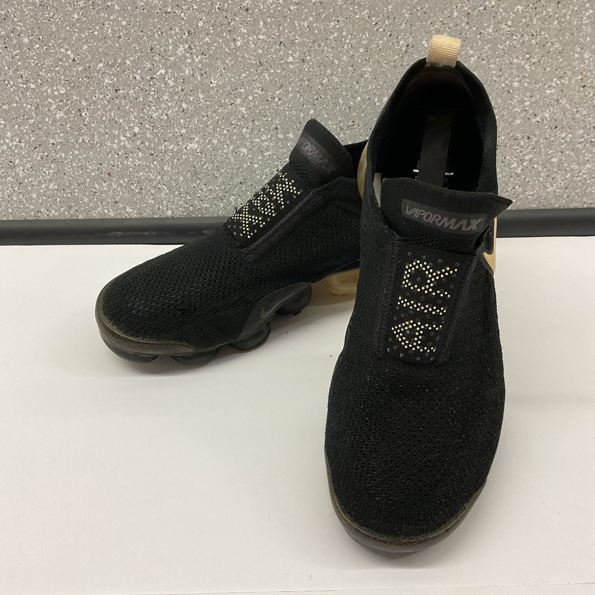 Nike Air VaporMax Moc 2 Black Metallic Gold AH7006-002 Men’s Size 10.5
