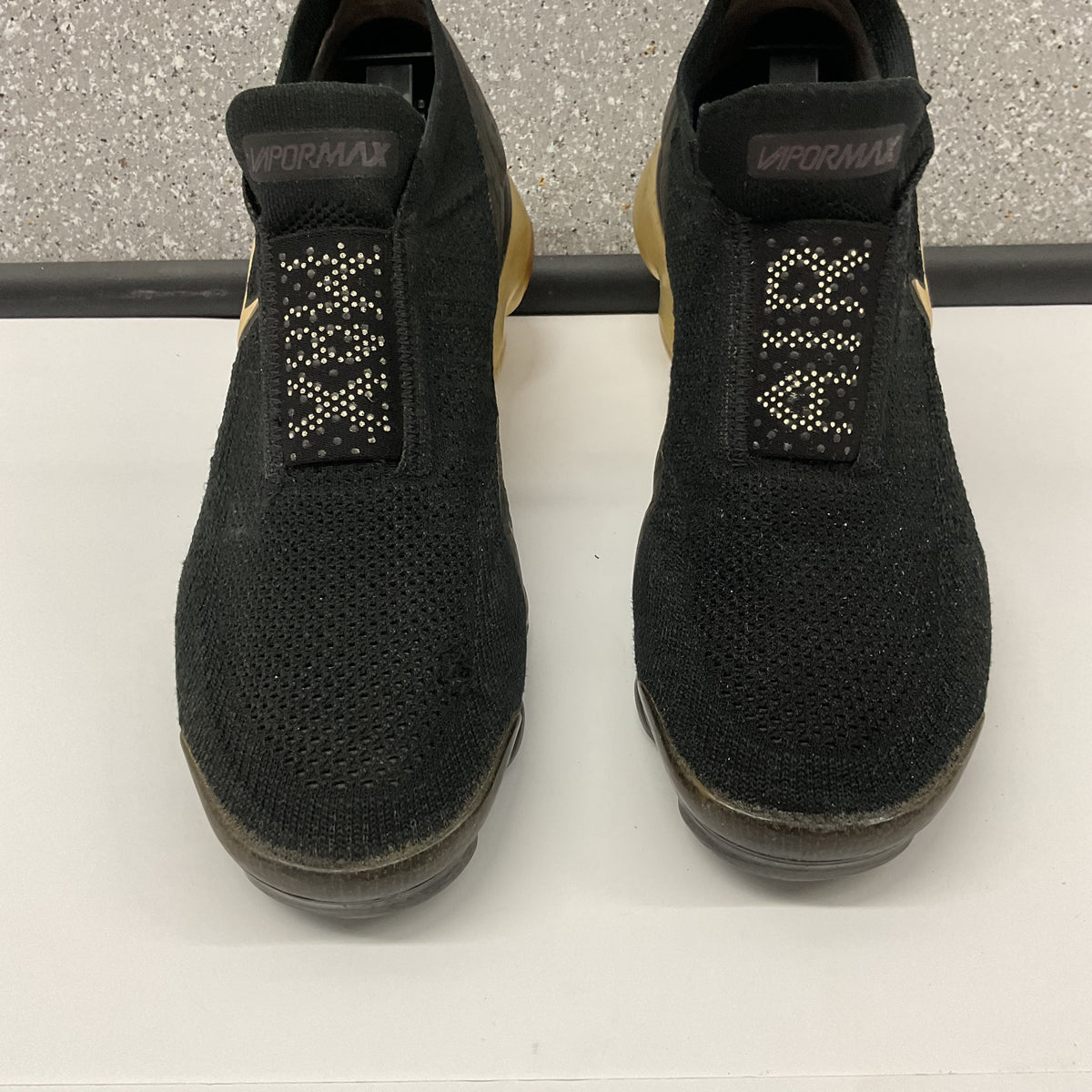 Nike Air VaporMax Moc 2 Black Metallic Gold AH7006-002 Men’s Size 10.5