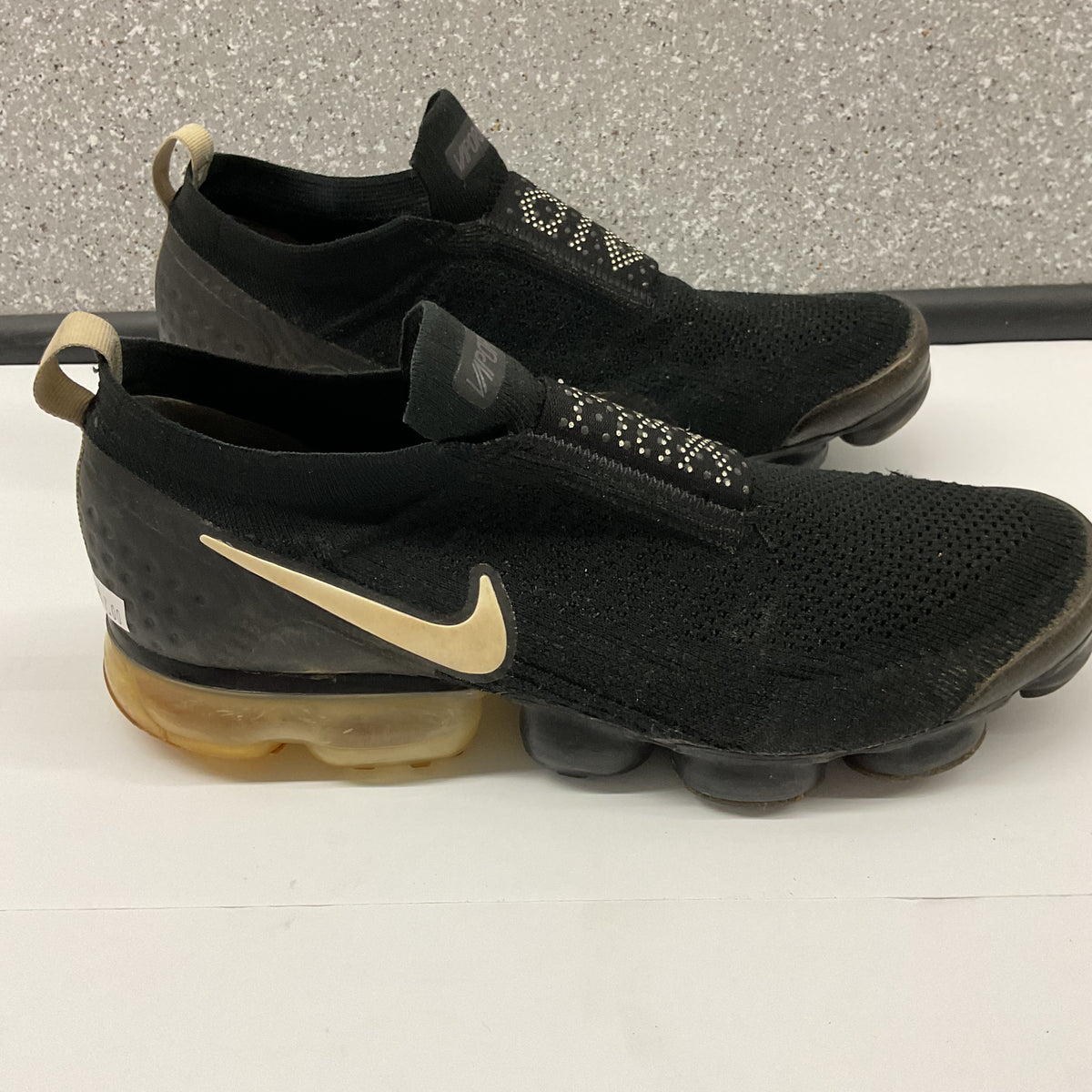 Nike Air VaporMax Moc 2 Black Metallic Gold AH7006-002 Men’s Size 10.5