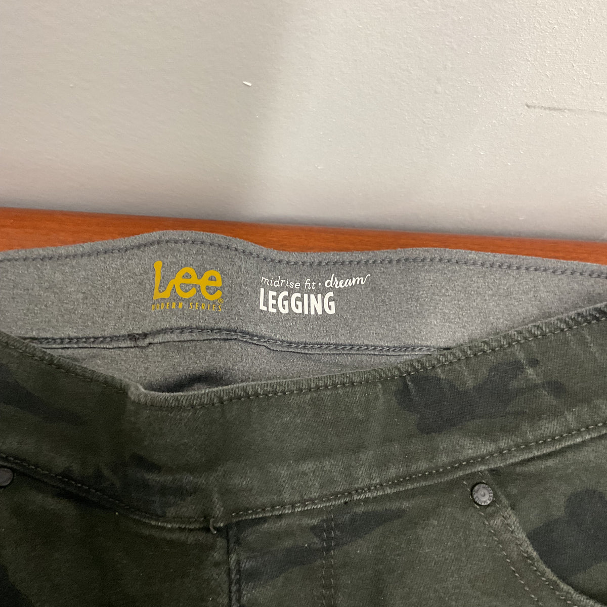 Lee Dream Legging Women's Size 6 Medium Green Camo Mid Rise Pull-On Pants