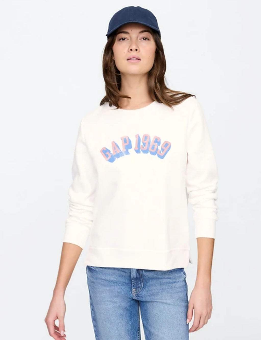 Gap women's relaxed sweatshirt in off white with front logo, crewneck, dropped shoulders, and banded cuffs and hem