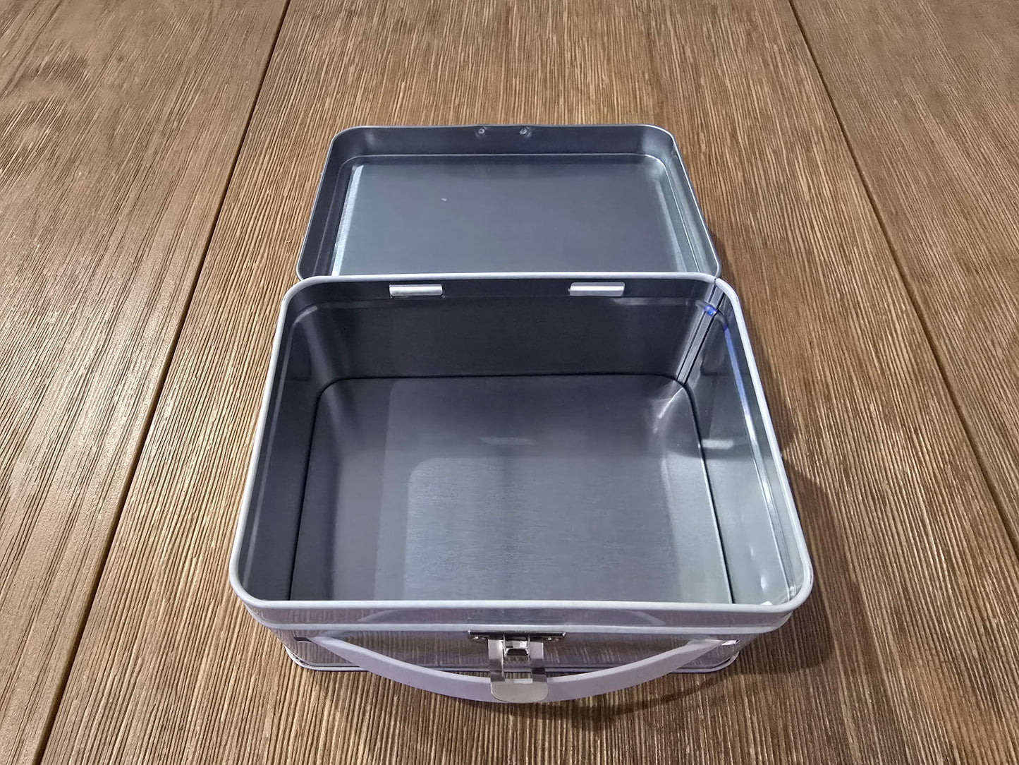 Poincietta Tin Small White Latched With Handle